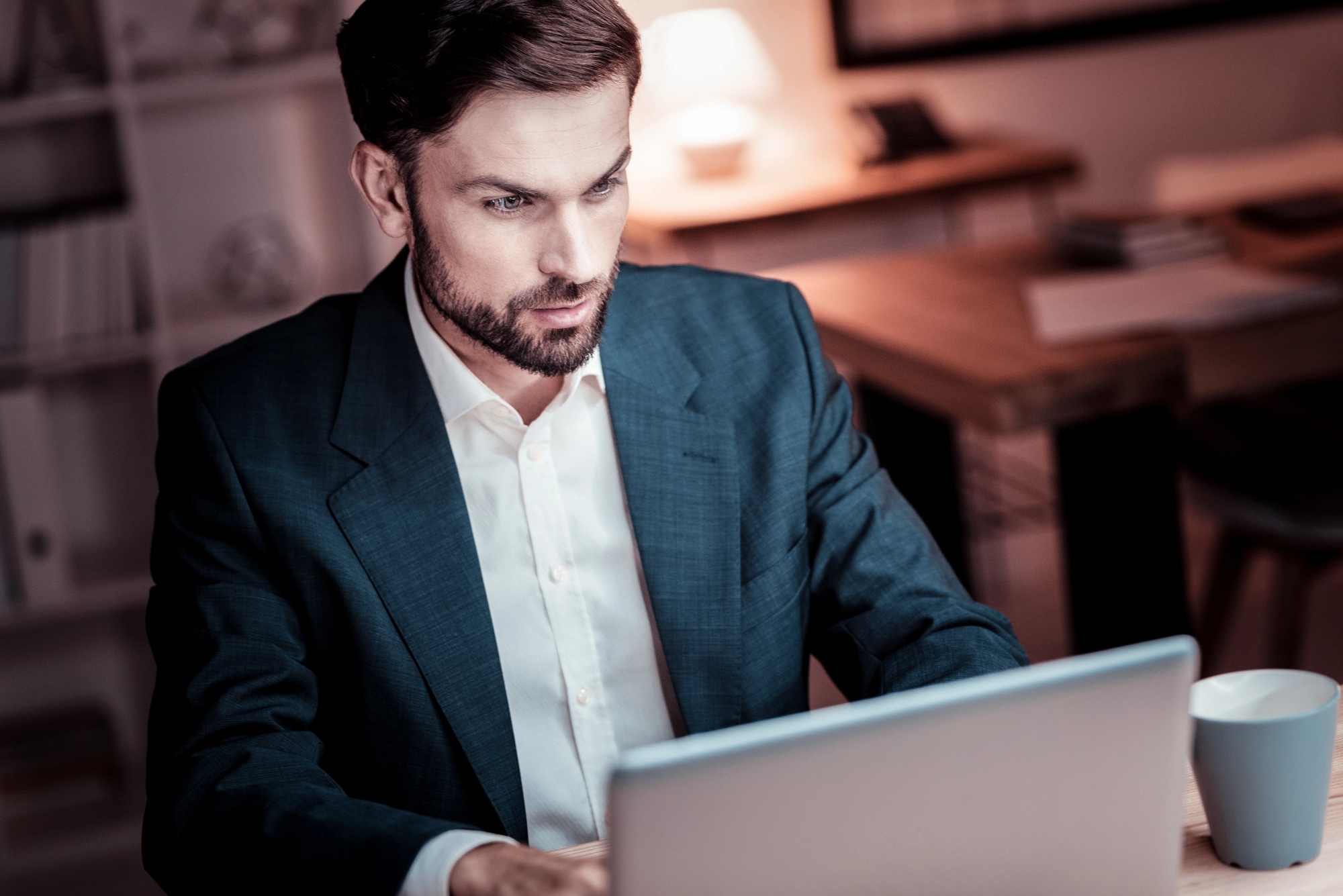 Marketingverantwortlicher vergleicht am Bildschirm Kennzahlen zu Rankings und KI-Antworten